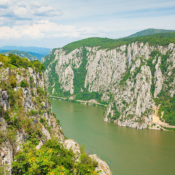 gole del danubio "cazanele mari" - danube river serbia ravine romania foto e immagini stock