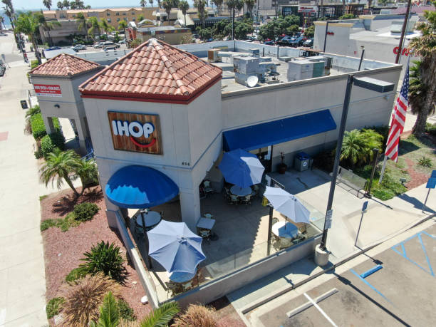 IHOP, an American multinational pancake house restaurant chain that specializes in breakfast foods Aerial view of IHOP, an American multinational pancake house restaurant chain that specializes in breakfast foods. Pacific Beach. California, USA. July 13th, 2020 Ihop stock pictures, royalty-free photos & images