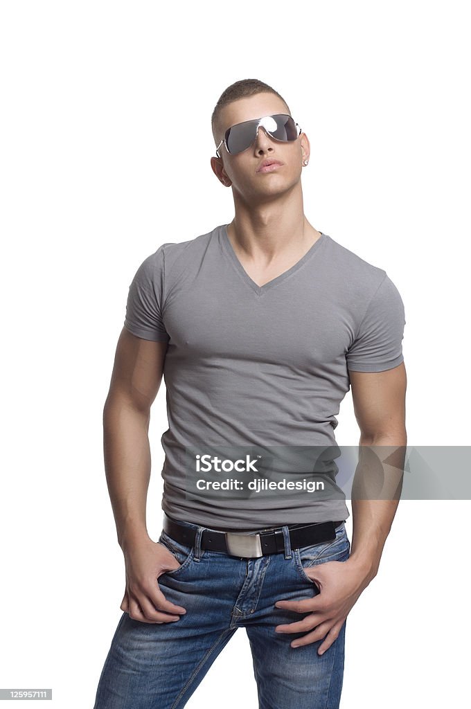 Atractivo hombre macho posando con gafas de sol - Foto de stock de A la moda libre de derechos