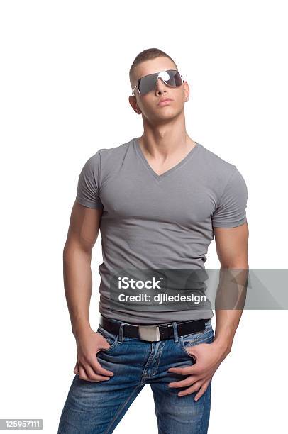 Atractivo Hombre Macho Posando Con Gafas De Sol Foto de stock y más banco de imágenes de A la moda - A la moda, Adulto, Adulto joven