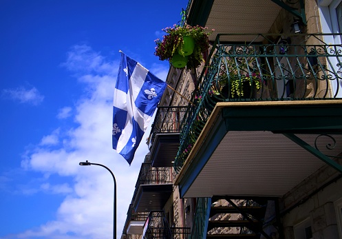 Bandera de Quebec colgando de un balcón photo