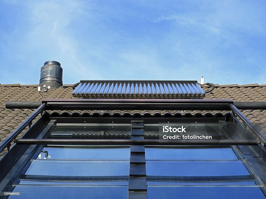 Панели солнечных батарей на крыше - Стоковые фото Топливный элемент роялти-фри