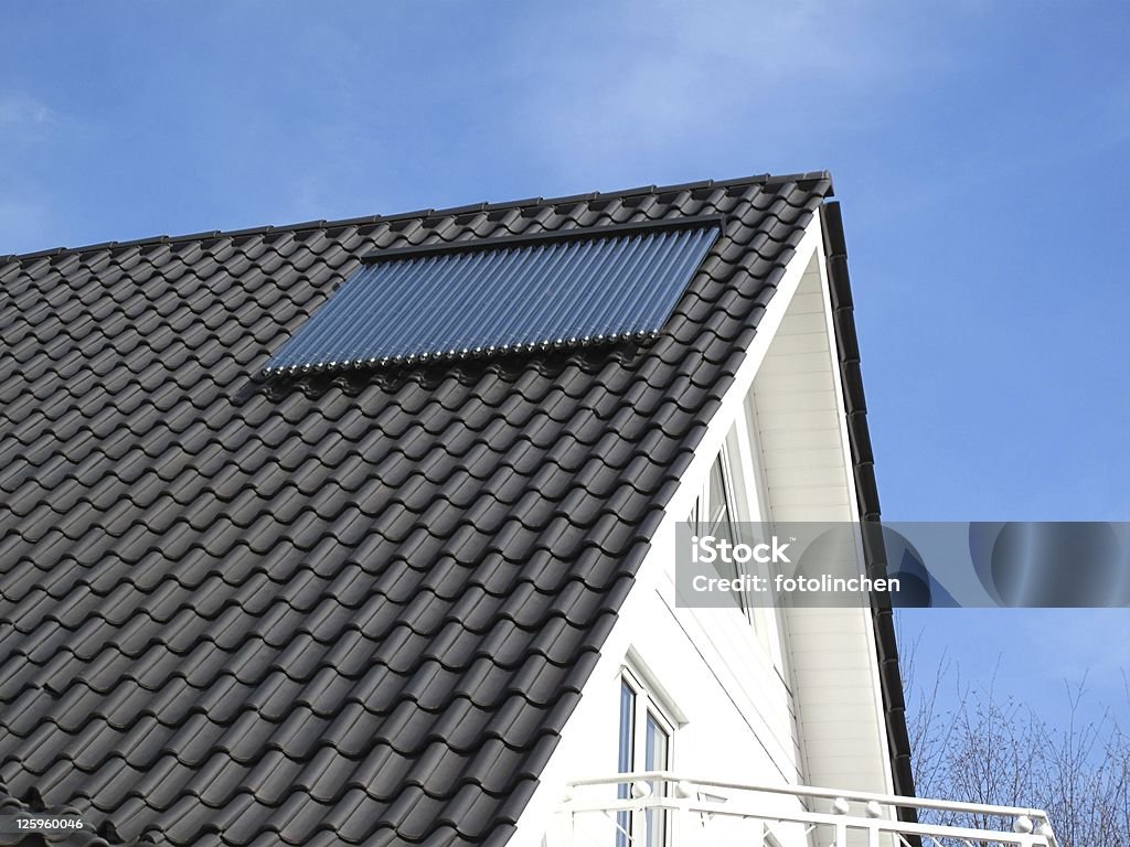 Sonnenkollektoren auf dem Dach - Lizenzfrei Sonnenkollektor Stock-Foto