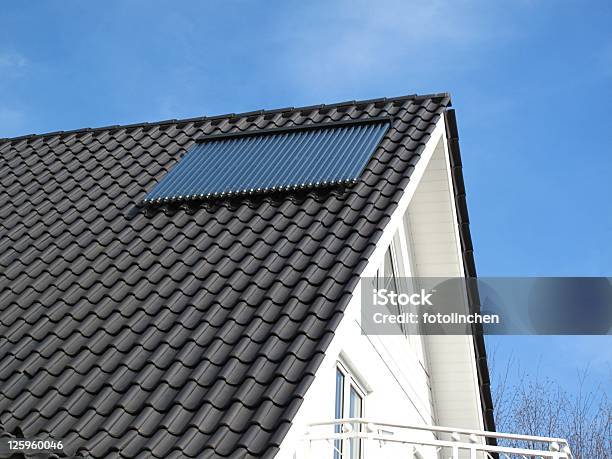 Sonnenkollektoren Auf Dem Dach Stockfoto und mehr Bilder von Sonnenkollektor - Sonnenkollektor, Dachziegel, Glas