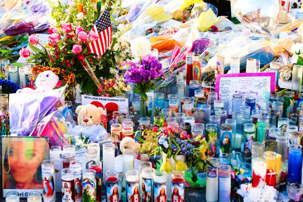 tableros de mensajes, flores y velas de regalo decoran el parque conmemorativo en los árboles cerca de mandalay bay - mass murder fotografías e imágenes de stock