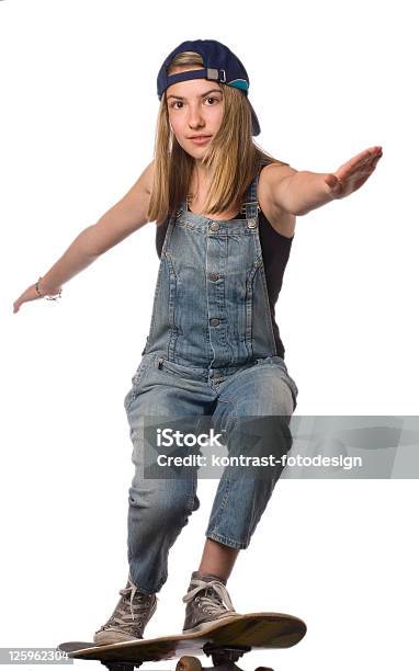 Jovem Menina Skatboarding - Fotografias de stock e mais imagens de Adolescente - Adolescente, Adolescência, De aparência caucasiana