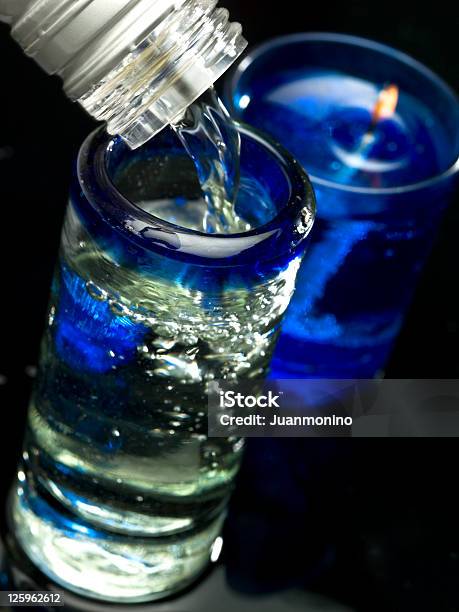 Tequila À Noite - Fotografias de stock e mais imagens de Copo Pequeno para Bebida Alcoólica - Copo Pequeno para Bebida Alcoólica, Verter, Azul