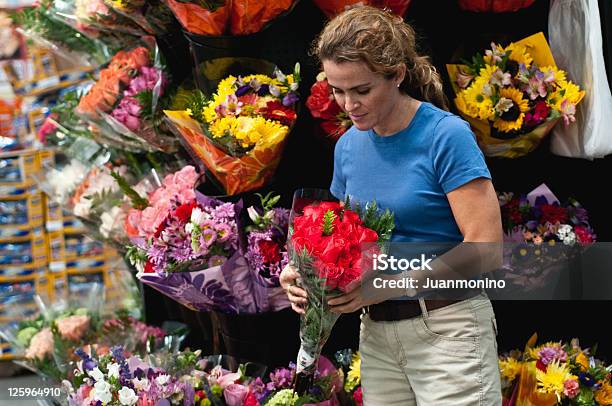 Kauf Von Blumen Stockfoto und mehr Bilder von Blume - Blume, Discountladen, 40-44 Jahre