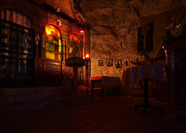 intérieur de l'église de grèce - church altar indoors dark photos et images de collection