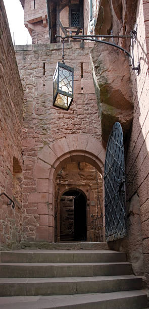 schloss haut-koenigsbourg inmitten innen - koenigsbourg stock-fotos und bilder