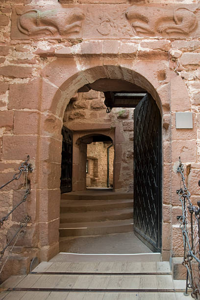 offene eingang der haut-koenigsbourg inmitten castle - koenigsbourg stock-fotos und bilder