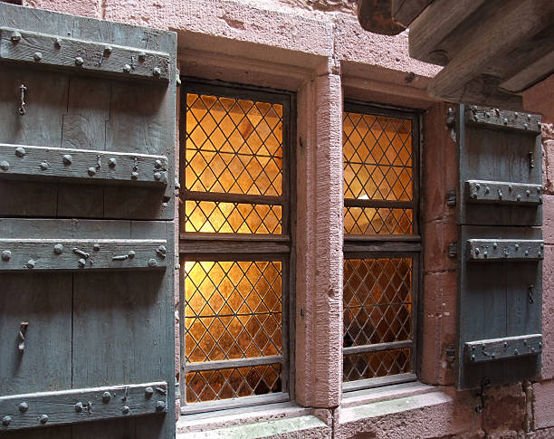 fenster im schloss haut-koenigsbourg inmitten - koenigsbourg stock-fotos und bilder