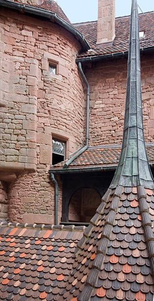 castello di haut-koenigsbourg dettaglio in francia - koenigsbourg foto e immagini stock