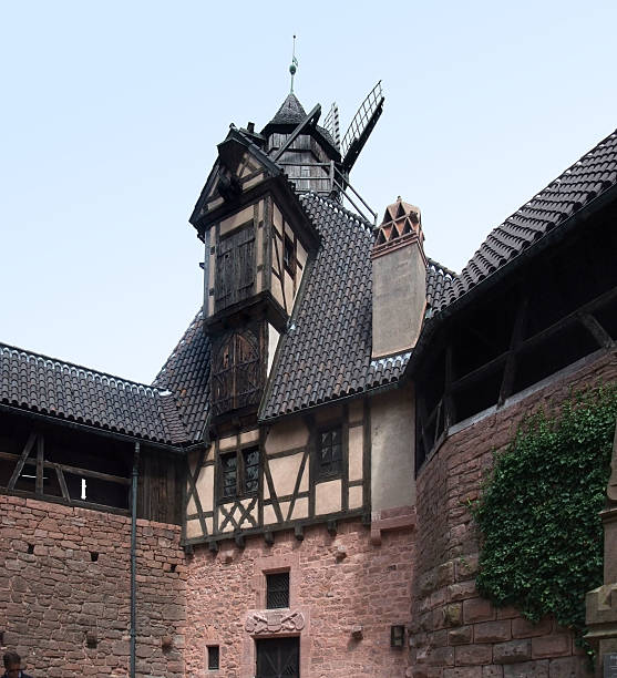 detail der haut-koenigsbourg inmitten castle - koenigsbourg stock-fotos und bilder