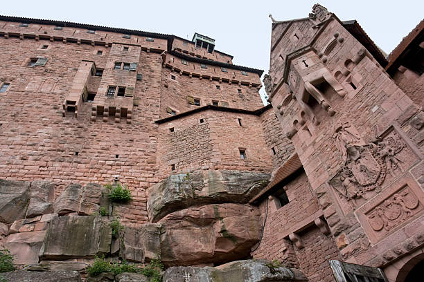 schloss haut-koenigsbourg inmitten in frankreich - koenigsbourg stock-fotos und bilder