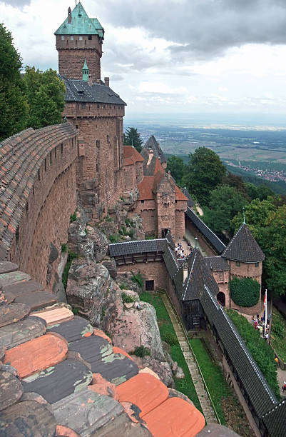 schloss haut-koenigsbourg inmitten in frankreich - koenigsbourg stock-fotos und bilder