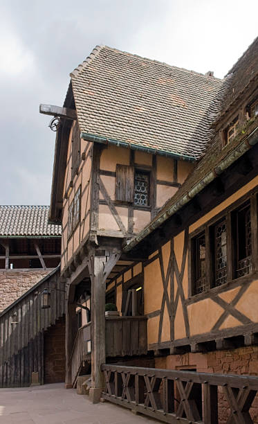 detail im schloss haut-koenigsbourg inmitten in frankreich - koenigsbourg stock-fotos und bilder