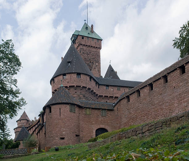 castillo haut koenigsbourg - koenigsburg fotografías e imágenes de stock