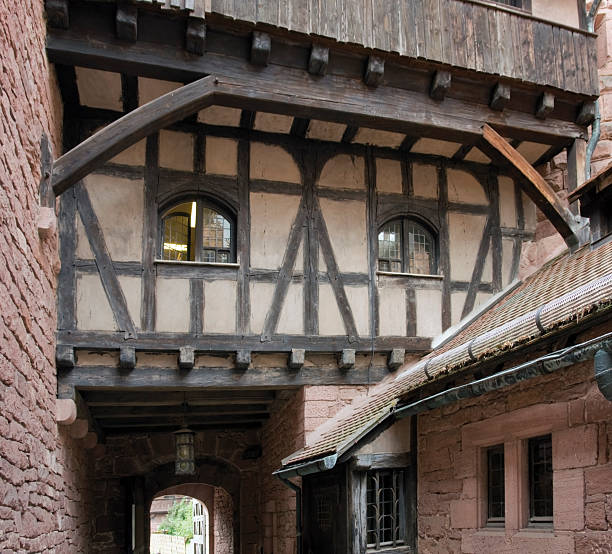 castillo haut koenigsbourg-detalles - koenigsburg fotografías e imágenes de stock