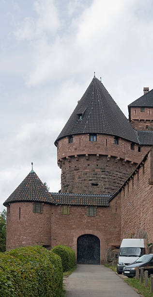 schloss haut-koenigsbourg inmitten in frankreich - koenigsbourg stock-fotos und bilder