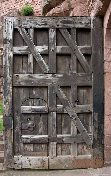 porta storico castello di haut-koenigsbourg - koenigsbourg foto e immagini stock