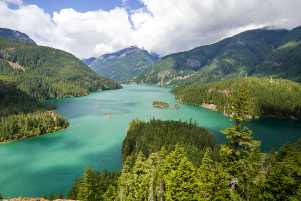 acqua di colore turchese e splendida vista sul lago diablo, washington - north cascades national park northern cascade range reservoir mountain foto e immagini stock