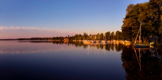 vacaciones en polonia - mañana por el lago jeziorak en masuria - masuren fotografías e imágenes de stock