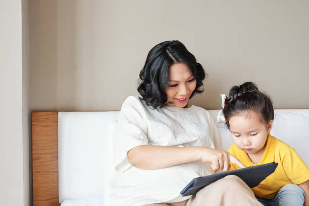 istock Mother showing app to little daughter 1259781686