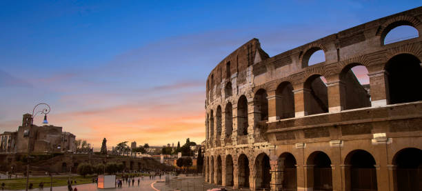 panorama des kolosseums oder flavian amphitheater (amphitheatrum flavium oder colosseo), rom, italien. - flavian amphitheater coliseum rome stock-fotos und bilder