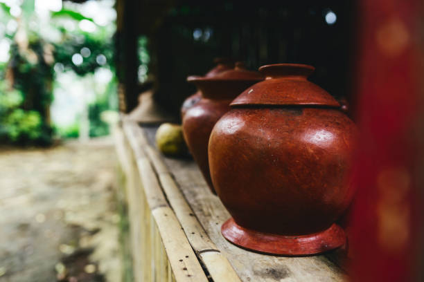molti vasi di argilla sono sul tavolo in ceramica. - jug water pottery clay foto e immagini stock