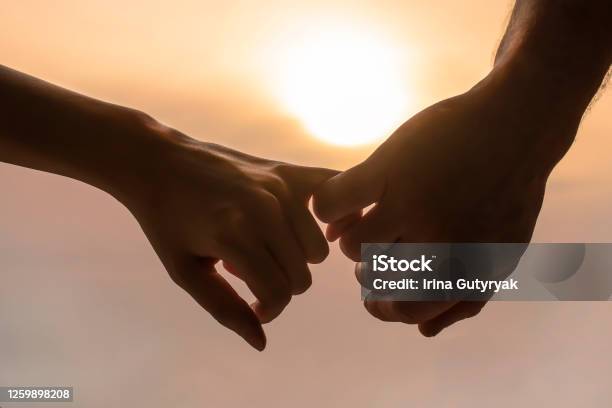 Manos De Un Hombre Y Una Mujer Foto de stock y más banco de imágenes de  Parejas - Parejas, Agarrados de la mano, Amor - iStock