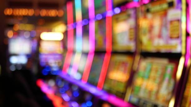 Дефускулярні ігрові автомати сяють у казино у казковому Лас -Вегас -Стреп, США. Розмиті слоти Джекпот азартних ігор в готелі біля Фремонта -WRA - ігрові машини Фотографії та зображення