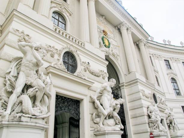 дворец хофбург в вене, австрия - михайловская площадь стоковые фото и изображения