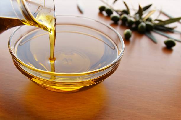 pouring olive oil - olive oil pouring antioxidant liquid imagens e fotografias de stock