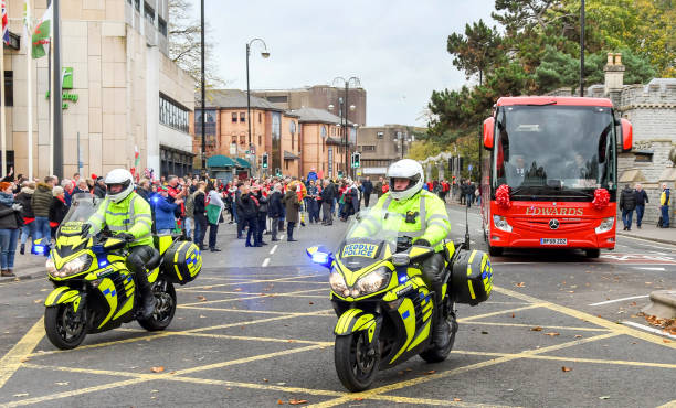 allenatore di rugby gallese che guida attraverso il centro di cardiff il giorno della partita - coach bus bus transportation travel foto e immagini stock