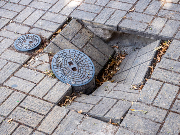 道路損傷穴のある道路 - pot hole ストックフォトと画像