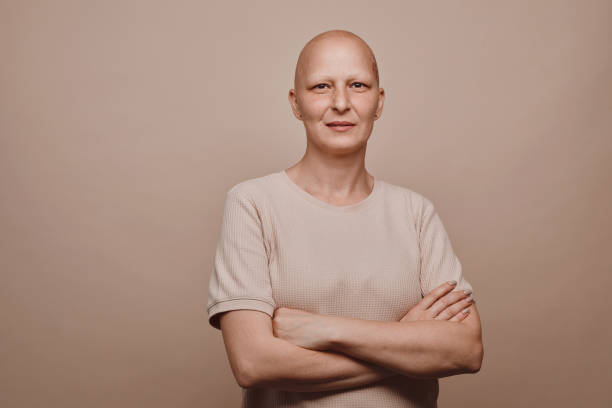 portret van rijpe kale vrouw in studio - kaal geschoren hoofd stockfoto's en -beelden