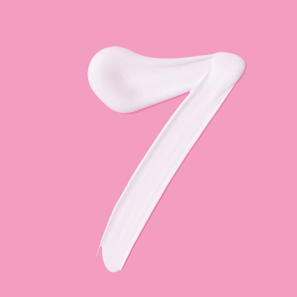numeral 7. creme branco cosmético manchado número sete pincelado isolado no fundo rosa. renderização 3d - number 7 - fotografias e filmes do acervo