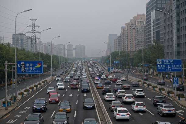 중국 베이징, 07.27.2020. 혼잡 한 시간 및 오염 - beijing air pollution china smog 뉴스 사진 이미지