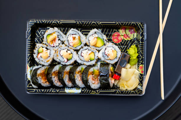 sushi set sashimi und sushi-rollen - seafood prepared shrimp prawn avocado stock-fotos und bilder