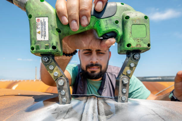 A technician performs MPI on a pipeline to check for stress corrosion cracking using what is known as the "black and white" method. is a non-destructive testing (NDT) process for detecting surface. A technician performs MPI on a pipeline to check for stress corrosion cracking using what is known as the "black and white" method. is a non-destructive testing (NDT) process for detecting surface. magnetic-particle stock pictures, royalty-free photos & images
