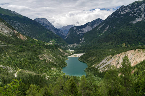 lago de vajont - belluno veneto european alps lake fotografías e imágenes de stock