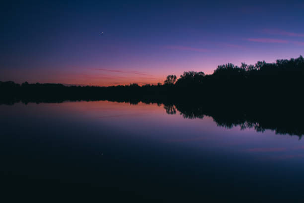 coucher du soleil romantique au lac avec le ciel bleu orange au violet - lake night winter sky photos et images de collection