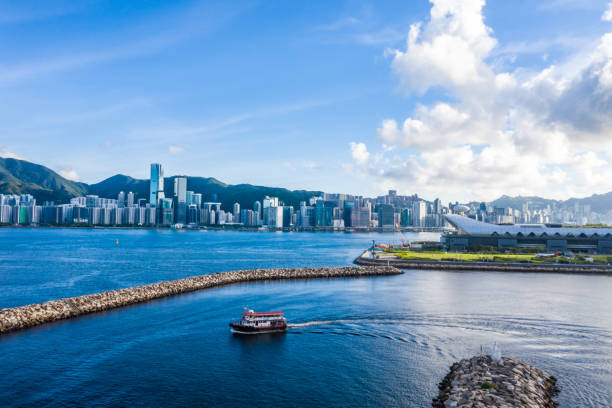 クントン、クントン、カイタク、香港の台風シェルターのドローンビュー - kowloon bay ストックフォトと画像