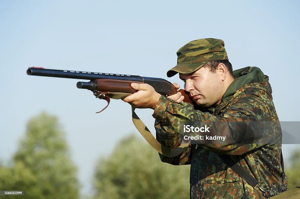 Jäger mit Gewehr Pistole - Lizenzfrei Abfeuern Stock-Foto