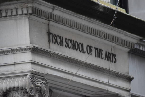 nyu's tisch школа искусств фасад в нижнем манхэттене - нью-йоркский университет (new york university) стоковые фото и изображения