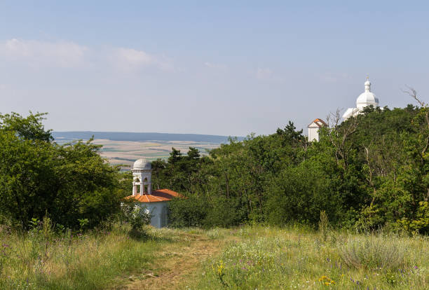 capela de são sebastião na colina sagrada perto da cidade de mikulov com pequena capela, república tcheca reserva palava - 3097 - fotografias e filmes do acervo