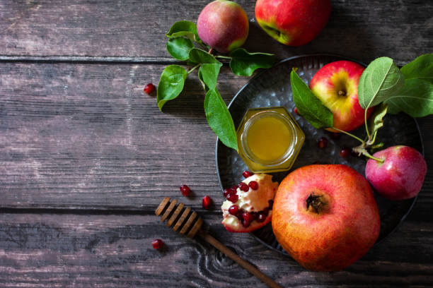 유대인 새해 휴일 개념. 전통적인 상징: 꿀, 신선한 사과, 석류, 나무 테이블에 삽질. 상단 보기 플랫 평신도 배경. 공간을 복사합니다. - yom kippur 뉴스 사진 이미지