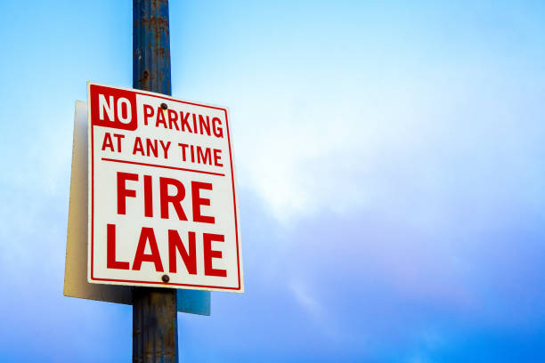 znak pasa ognia. brak parkingu w każdej chwili. - emergency lane zdjęcia i obrazy z banku zdjęć