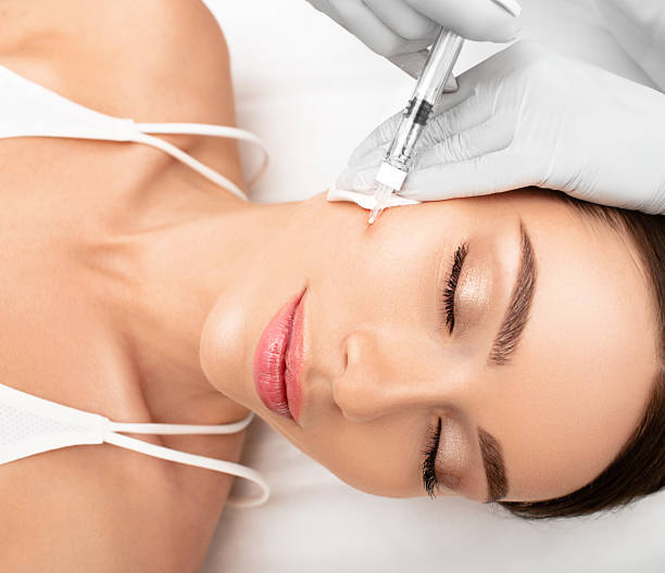 mulher bonita durante a mesoterapia facial. esteticista fazendo injeção anti-envelhecimento para apertar a pele. - mesotherapy - fotografias e filmes do acervo